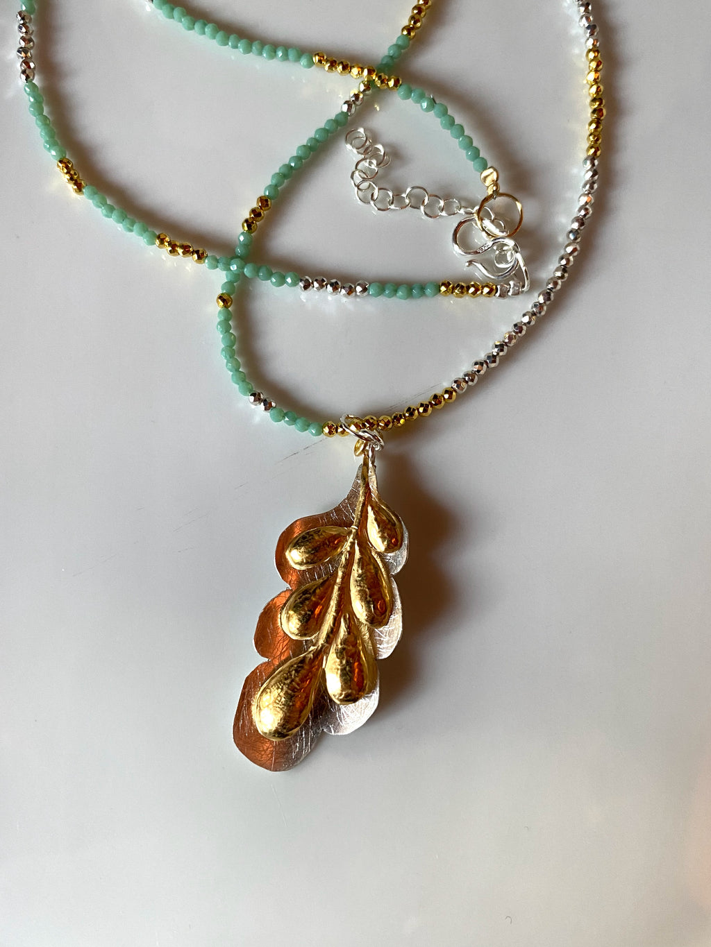 Collar hoja cincelada