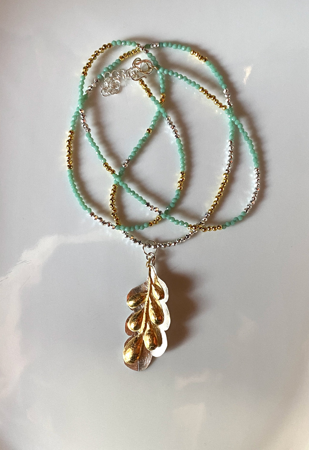 Collar hoja cincelada