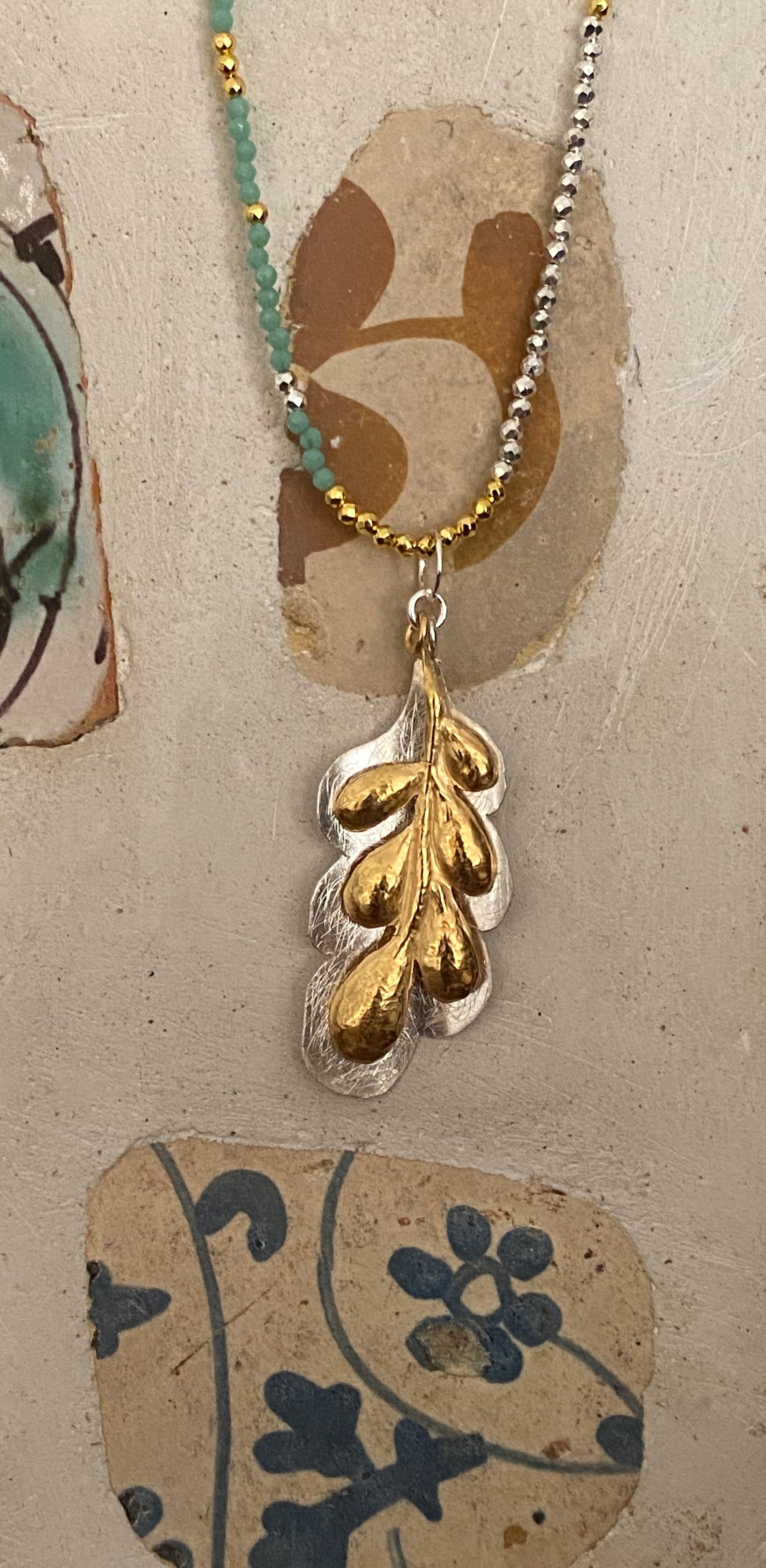 Collar hoja cincelada