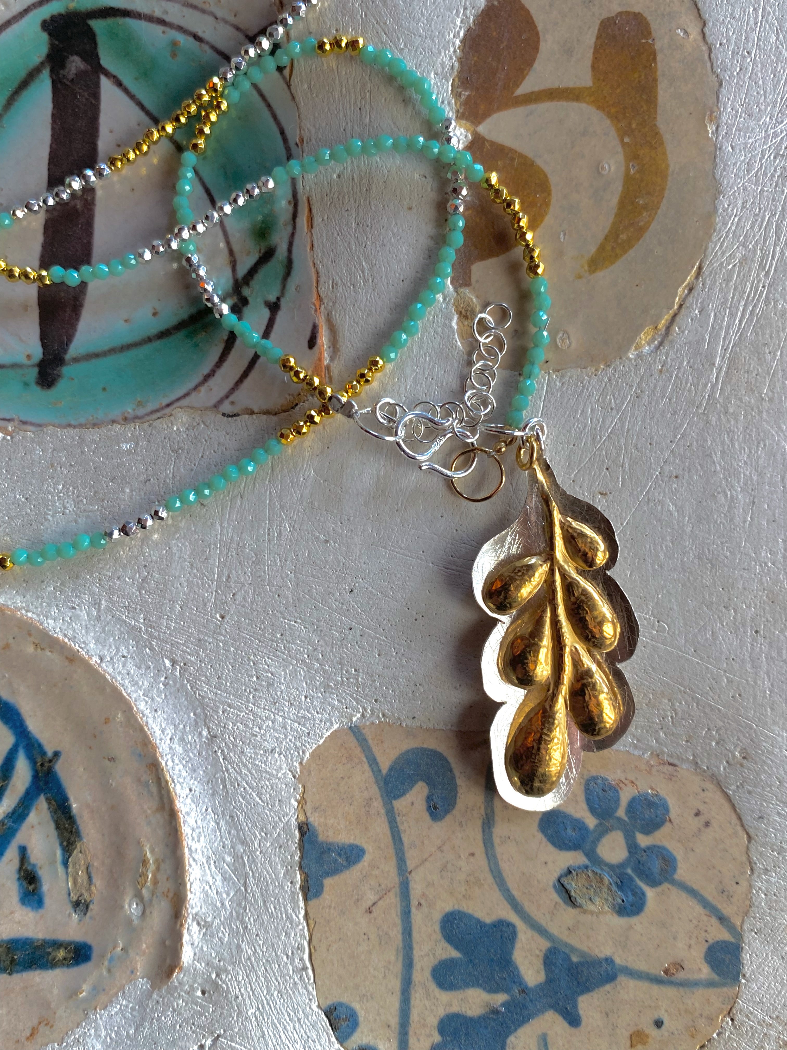 Collar hoja cincelada