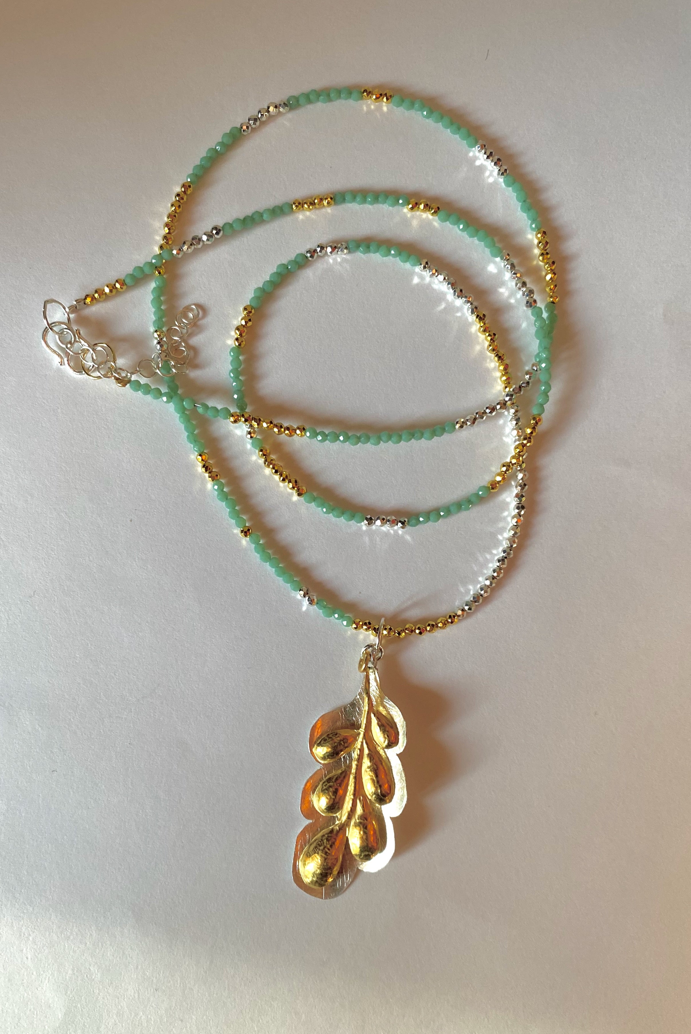 Collar hoja cincelada