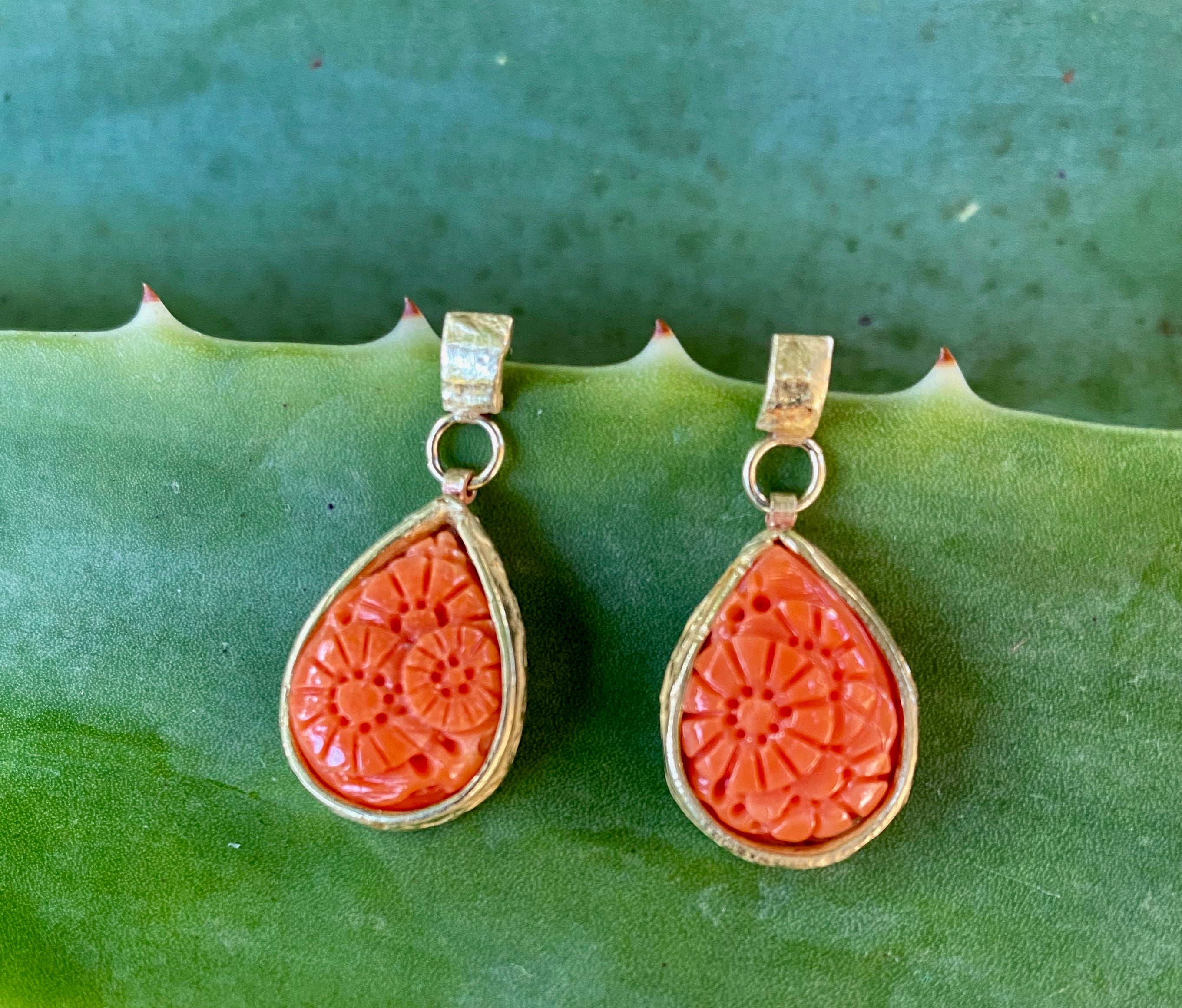 Pendiente de oro y coral