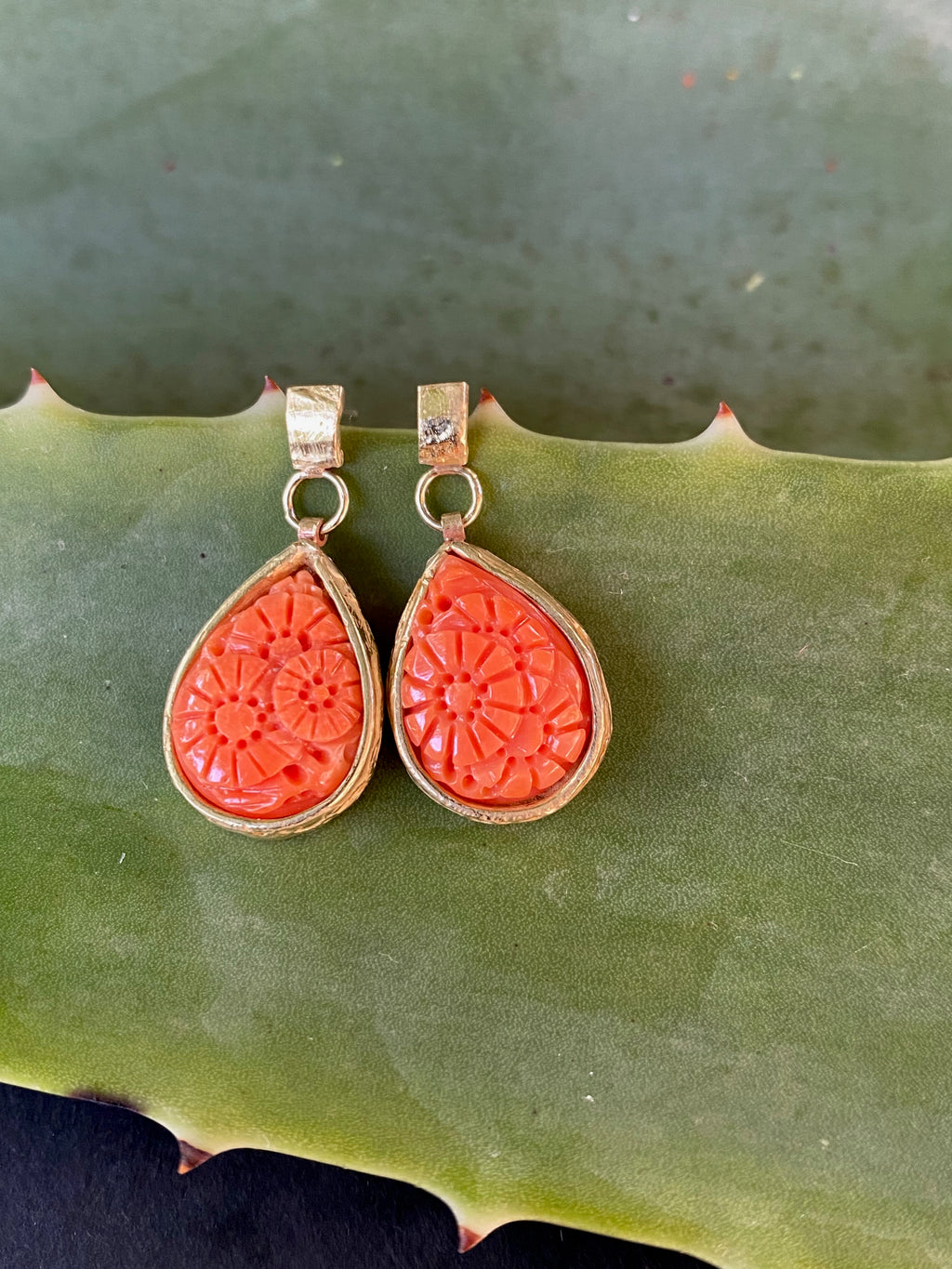 Pendiente de oro y coral
