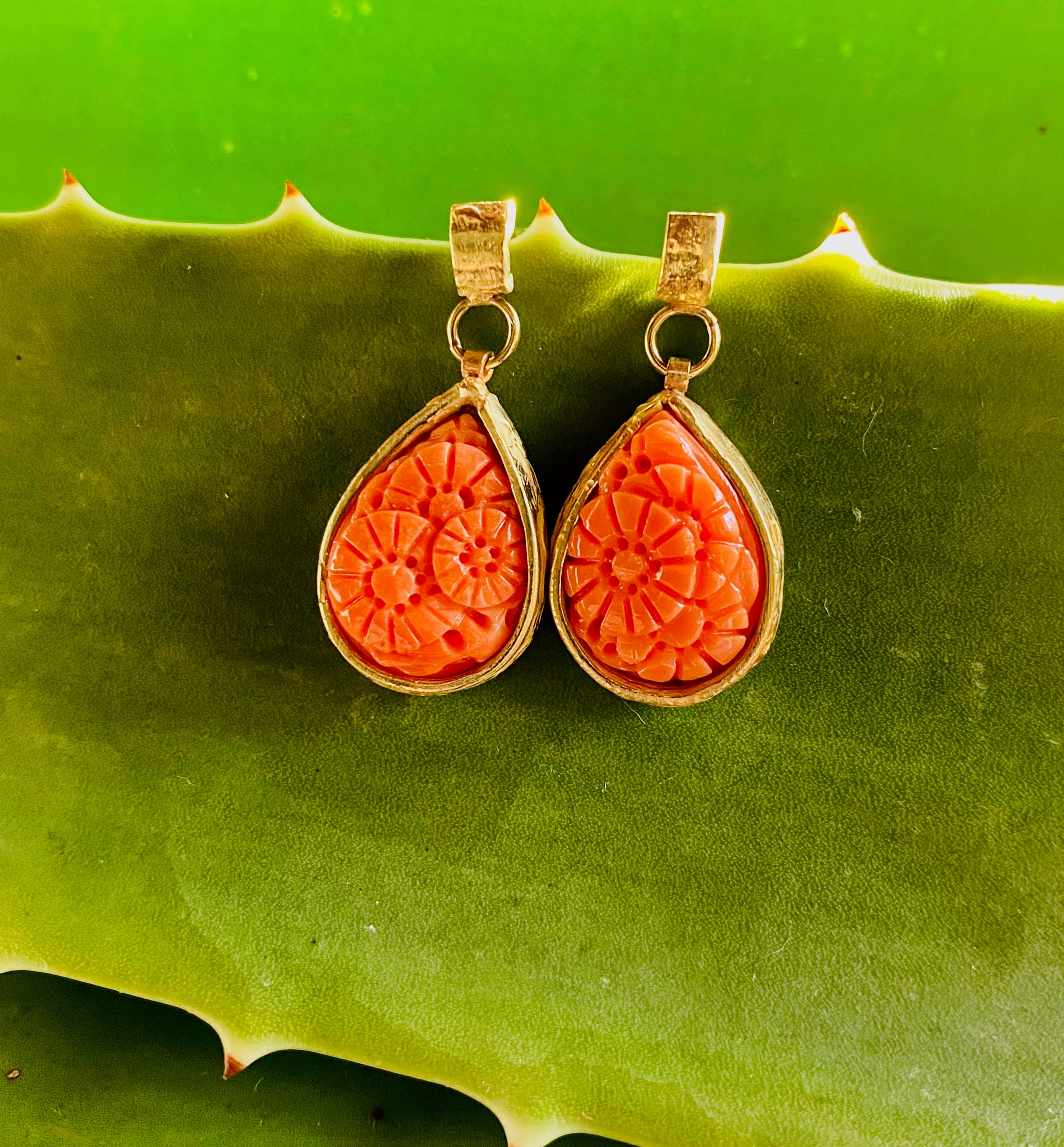 Pendiente de oro y coral