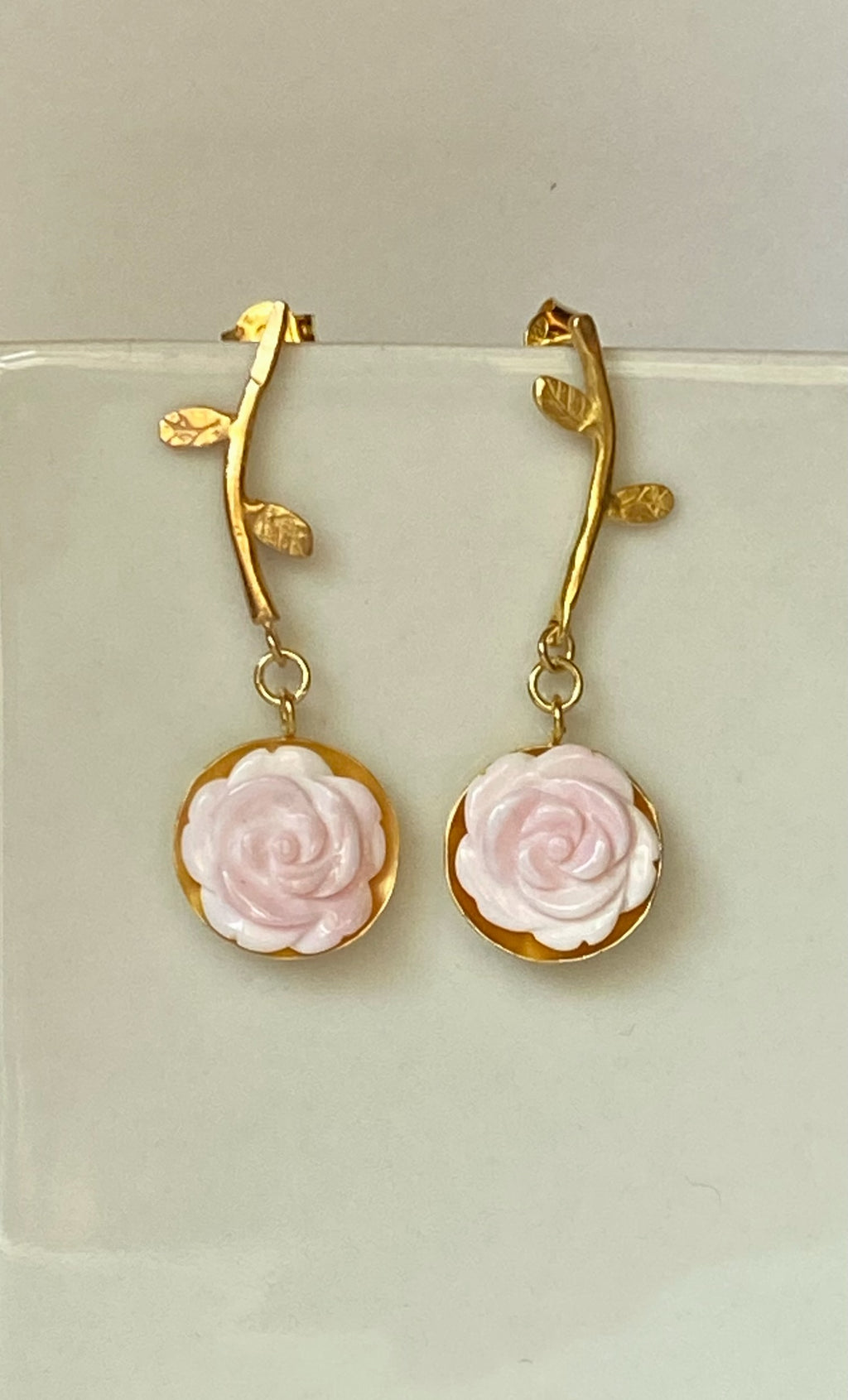 Pendiente largo con flor de nácar