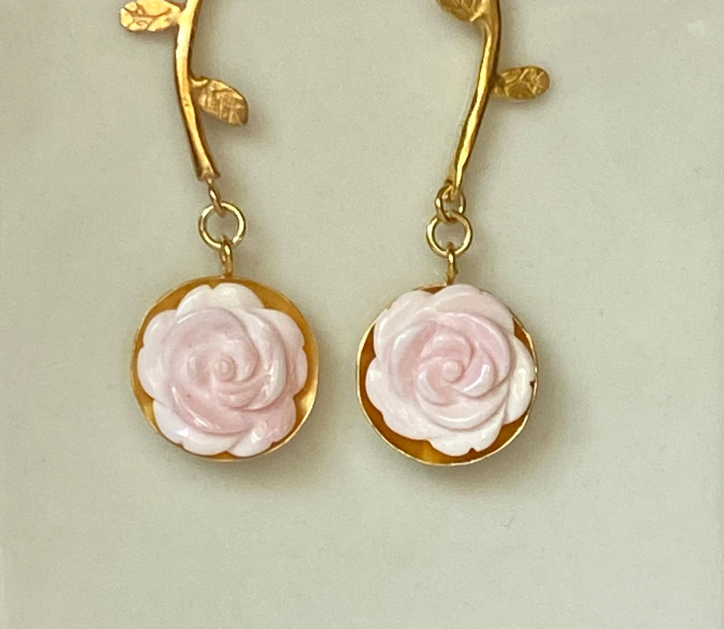 Pendiente largo con flor de nácar