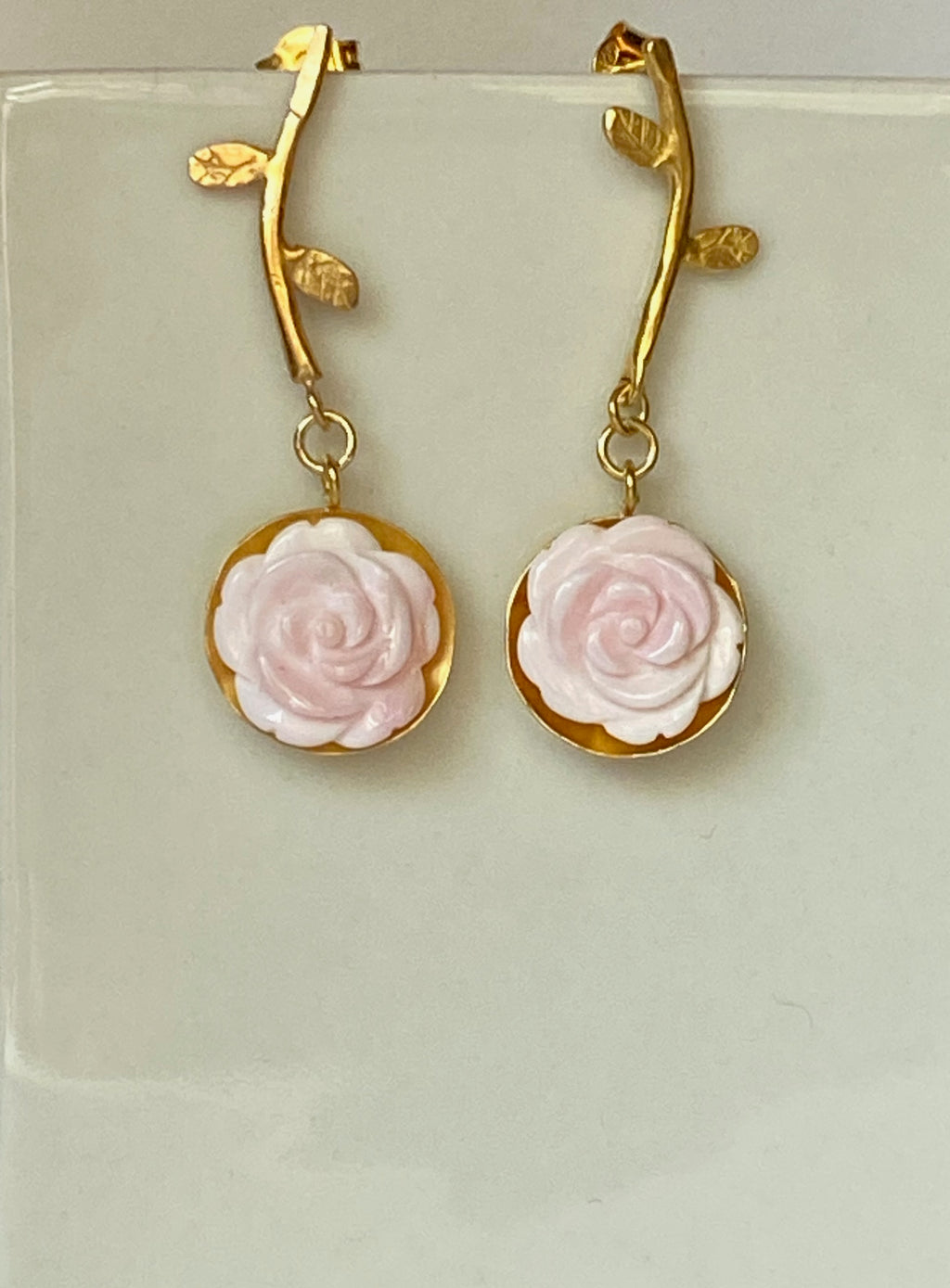 Pendiente largo con flor de nácar