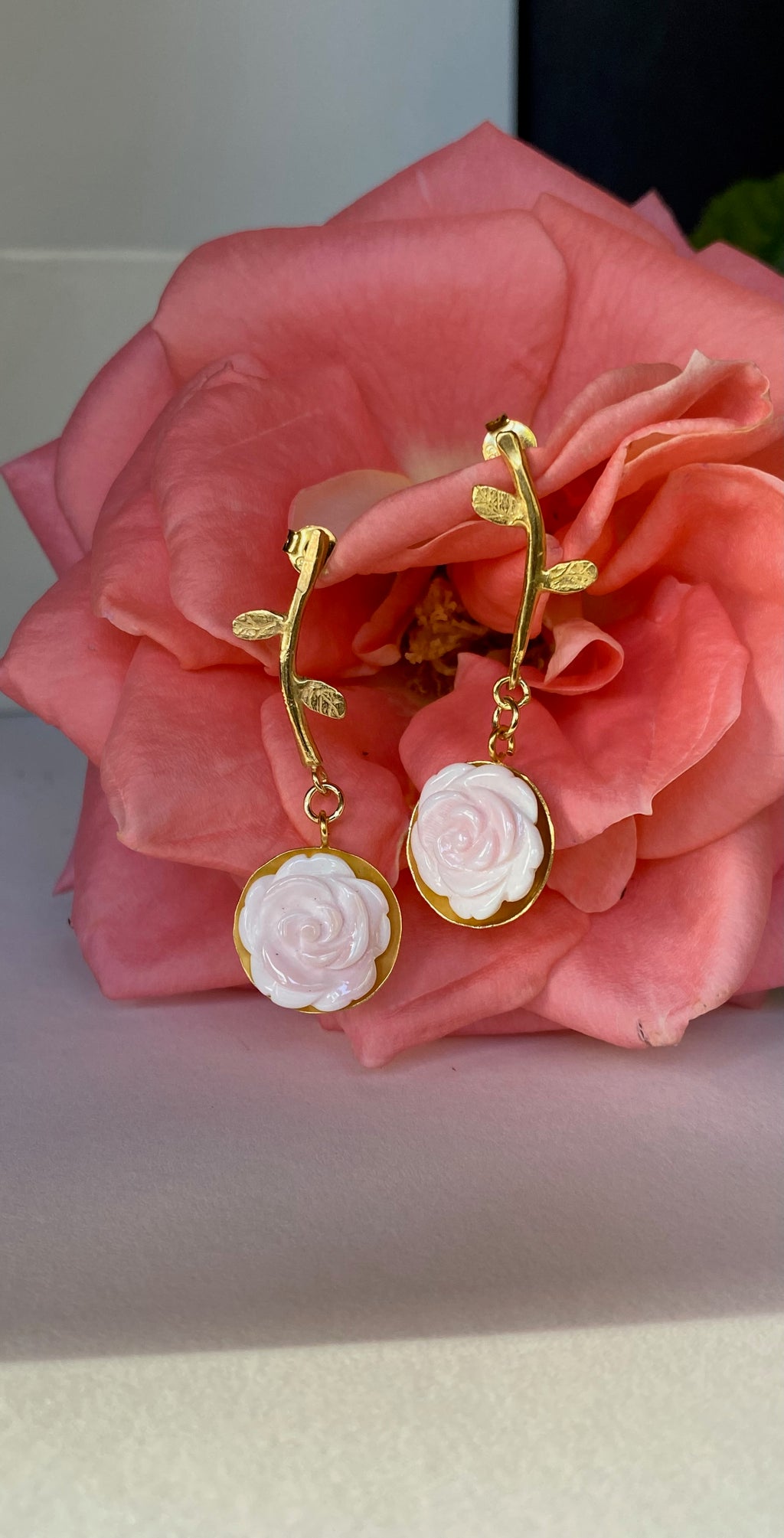 Pendiente largo con flor de nácar